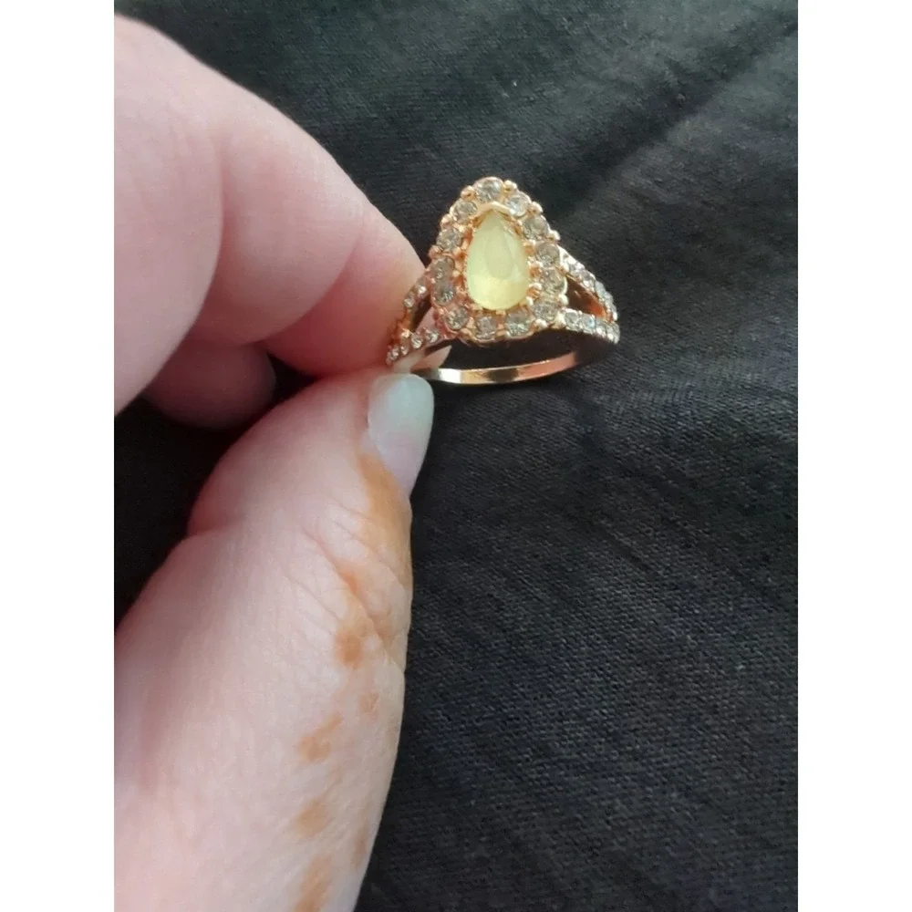 Vintage Gold‎ Toned Pear Shaped Center Stone with Rhinestones